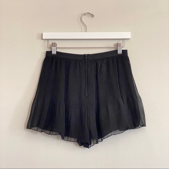 ❌ SOLD || H&M Pleated Shimmer Shorts - Picture 2 of 9